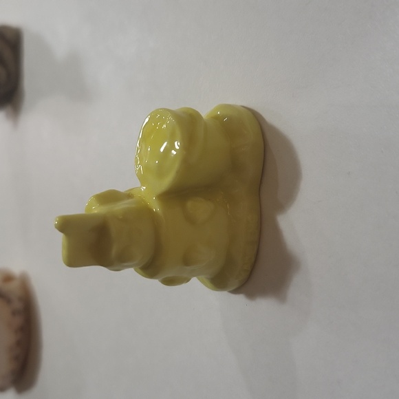 2 Wade Whimsies Red Tea promotional figurines and a seashell - Picture 3 of 4